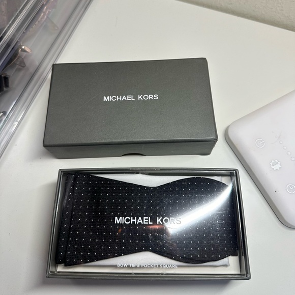 Michael Kors bow tie - Picture 1 of 5